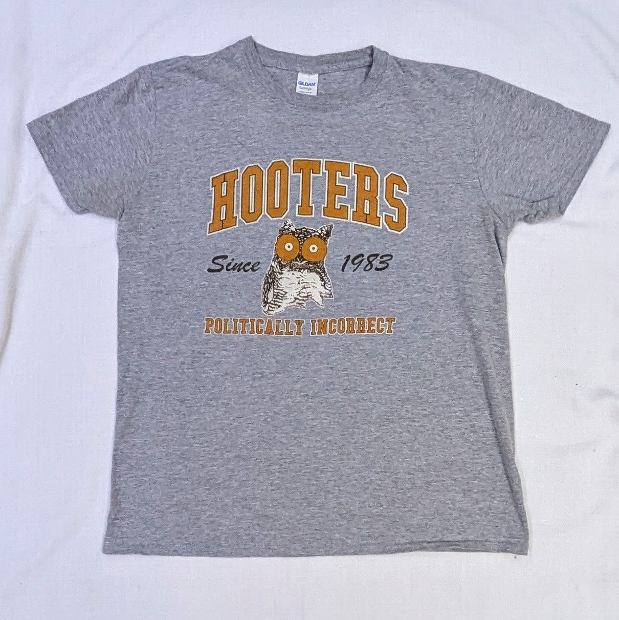 Hooters tee